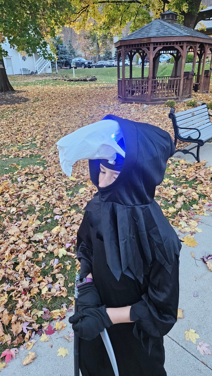 yelbec's tweet image. My 9YO trick-or-treated as the Grim Squeaker from @terryandrob 's Discworld books last night. #DeathofRats #Discworld #TheTurtleMoves