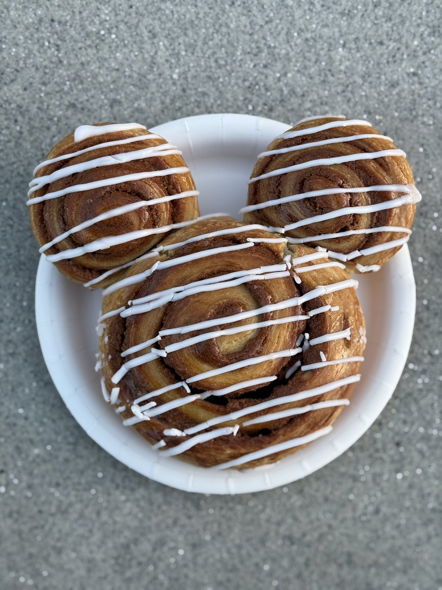 inpamskitchen's tweet photo. When it’s #NationalCinnamonDay
at you’re in @WaltDisneyWorld
… it’s a Mickey #cinnamon roll!
#spice #spices
#breakfast
#waltdisneyworld #disneyworld #disney #disneyfoodie #disneyfood #disneydining #disneyeats #disneyrestaurant #inpamskitchen
#inpamskitchentravels https://t.co/zpuXcaUbBG