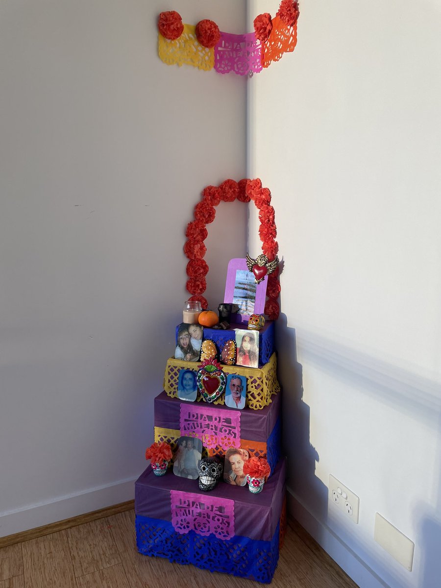 MariaMedinaMS's tweet photo. Nuestros queridos difuntxs unidxs por vez primera. Esta ofrenda me ha tenido bien emocional. 

Gracias por haber venido hasta acá aunque no haya pan de muerto, aunque haya vegemite, una mandarina, chocolate y sal. 🤍🕯️ https://t.co/sNuSG7KQXU