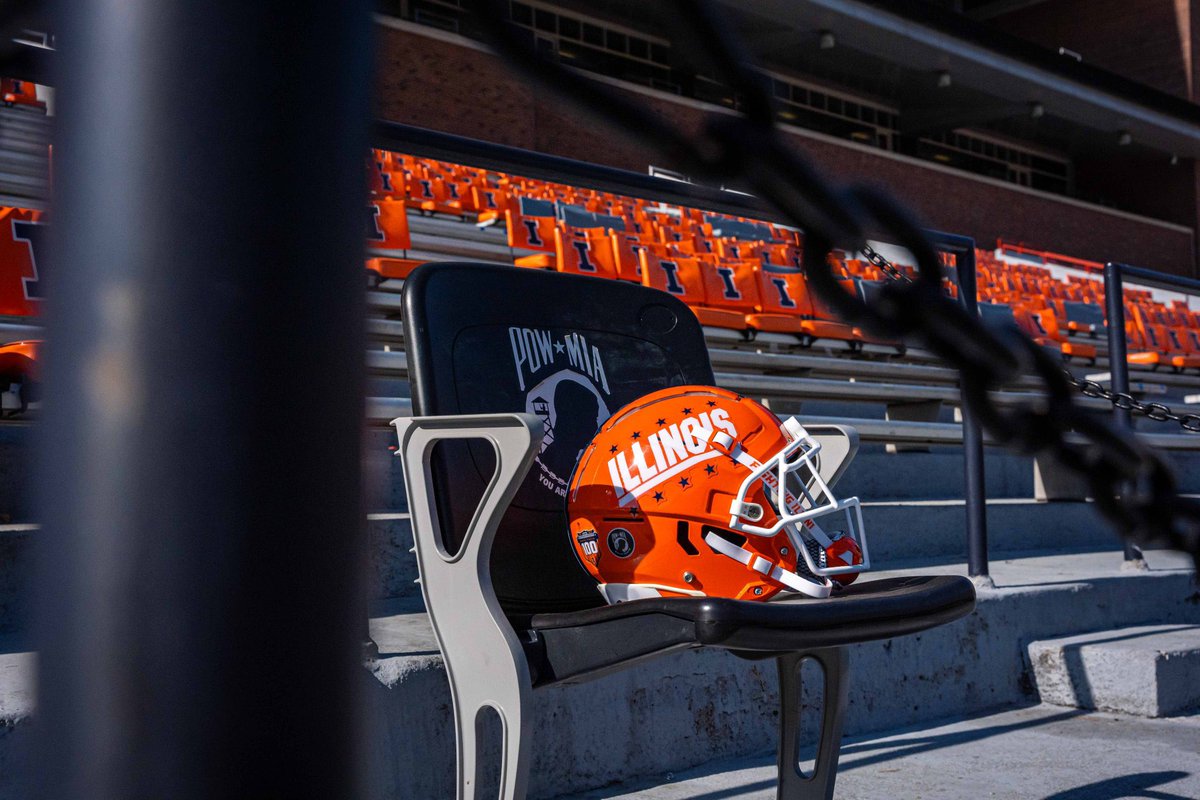 BarstoolILL's tweet photo. The equipment team has spoiled us all year with these helmets 🔶🔷

Another great addition and awesome tribute for the Military Appreciation Game 🇺🇸 https://t.co/bE0btAOiGm