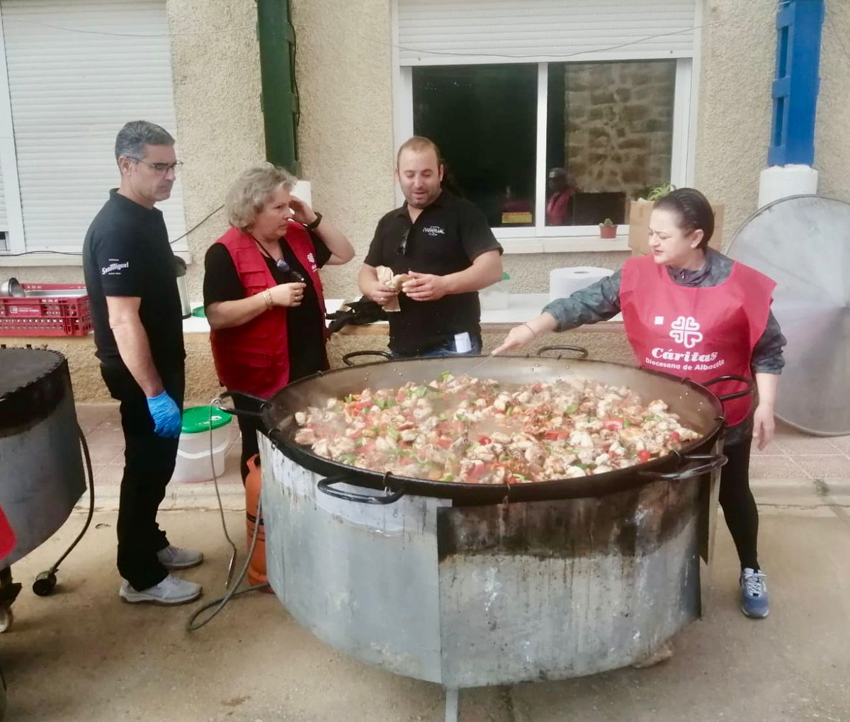 _CARITAS's tweet photo. En #Letur al equipo de voluntarias de Cáritas Parroquial se han sumado hoy trabajadores de El Búho Letur, coordinados por las autoridades competentes, para preparar la comida para el contingente desplegado como y las personas de la localidad. 
@CaritasAlbacete https://t.co/F4hSaagWE3