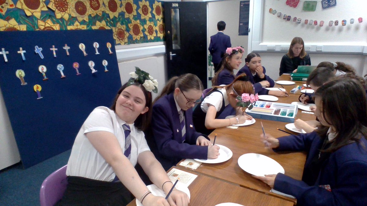 Fantastic Día de los Muertos celebrations in the Language Faculty today. S1 created skull masks, made sugar skulls out of giant marshmallows, took part in a quiz and took part in some Mariachi singing! #DiaDeLosMuertos <a href="/OLHSMotherwell/">OLHSMotherwell</a>
