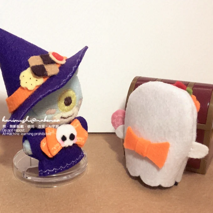 だいぶ遅刻だけどちっちゃいキルミスたちにハロウィンの衣装をこさえてやりましたフェルトは扱いが難しいけど安いしオモチャみたいな質感になってかわいいね… 