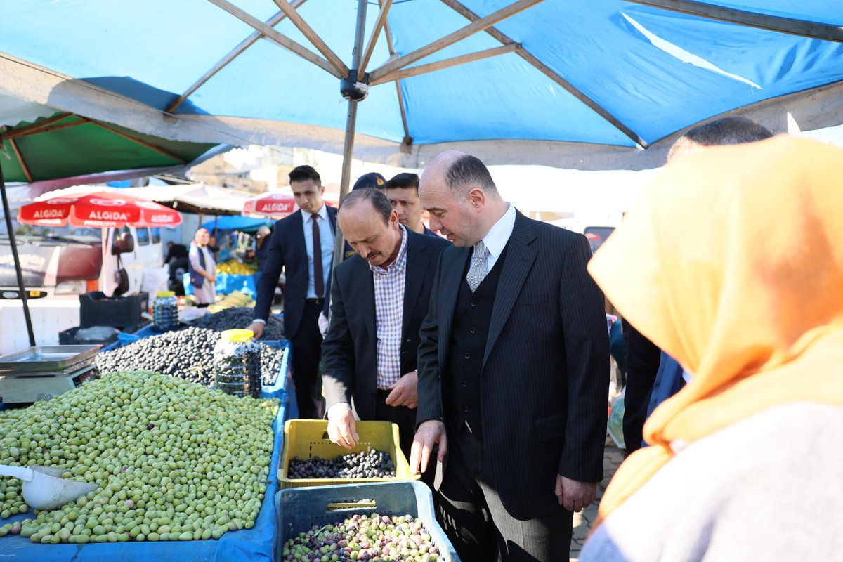 valiserdengecti's tweet photo. Tezgâh aralarında dolaşmaktan keyif alıyoruz.😊

Tirebolu’nun meşhur Cuma Pazarında aziz hemşehrilerimizle bir araya geldik, bereketli ve hayırlı alışverişler diledik. https://t.co/PEREkV9KNJ