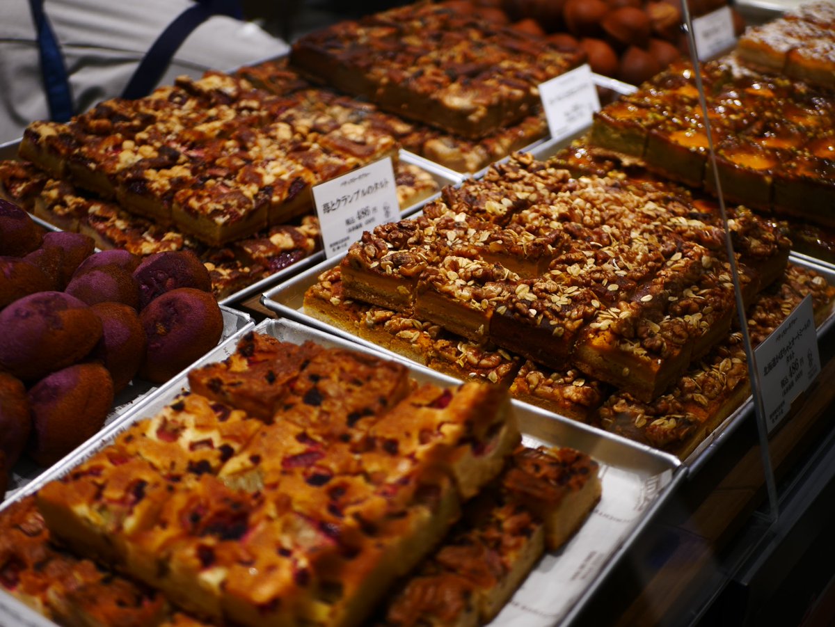 rubberymeat's tweet image. TABLEAUの素敵なところは、お菓子一覧表に店員さんが注文数を記入していきレジ打ち終了後お菓子と一緒にこの表をいただけること
お菓子の説明も見れるしお菓子も見つかりすごく嬉しい
あとショーケースにお菓子が沢山並んでキラキラしてるのは惹かれる