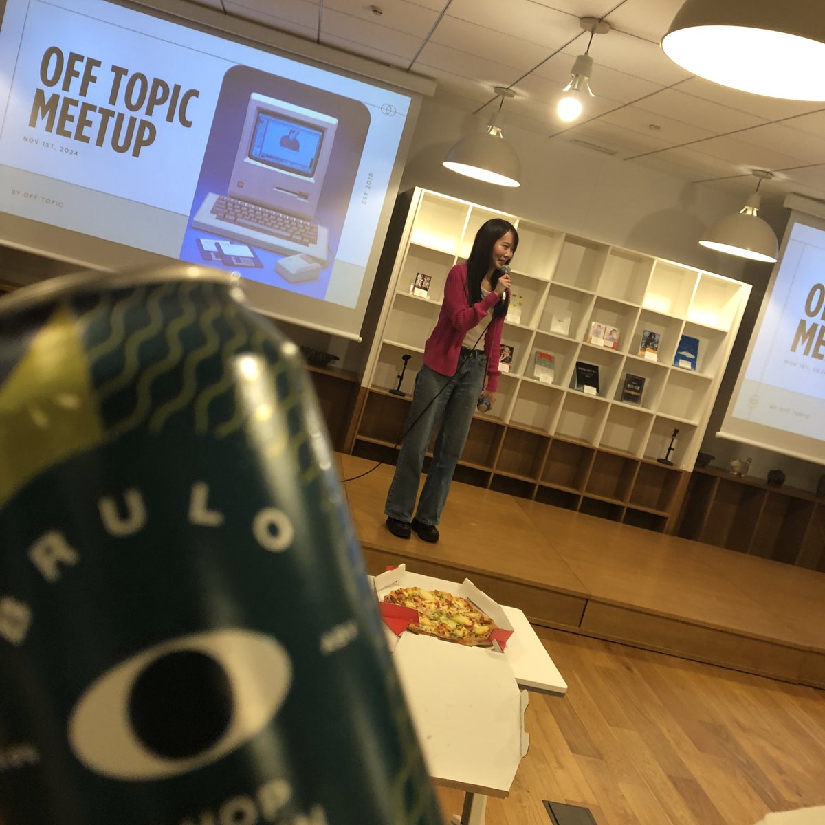 memofleet's tweet photo. OFF TOPIC MEETUP
会場で頂いたノンアルBRULOと、
BRULO越しの草野さん。
#offtopicmeetup https://t.co/b95KvawJEH
