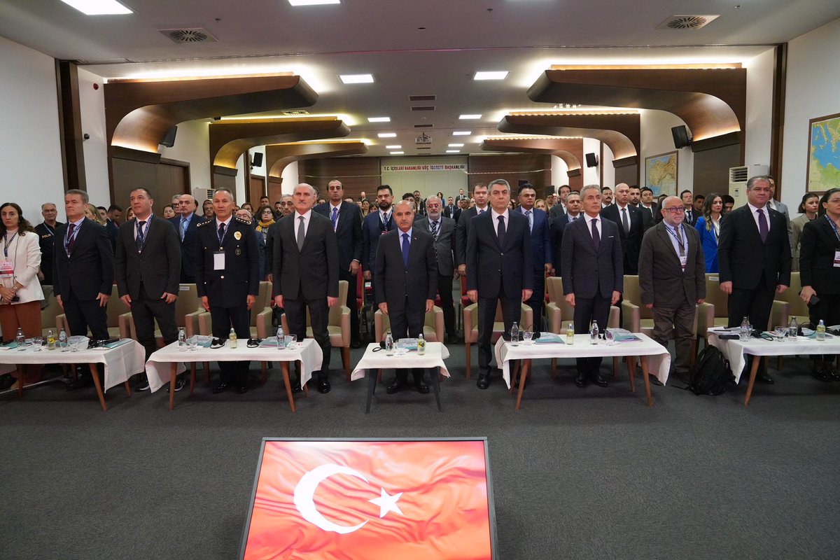 Gocidaresi's tweet photo. “Göçmenlerin Geri Dönüşünde Zorluklar ve Yeni Başlangıçlar” temasıyla düzenlenen konferansın açılış konuşmalarını; İçişleri Bakan Yardımcımız Sn. Mehmet Aktaş, Göç İdaresi Başkanımız Sn. Atilla Toros ve Polis Akademisi Başkanı Prof. Dr. Sn. Yılmaz Çolak gerçekleştirdi. https://t.co/C3uNEWfgjQ
