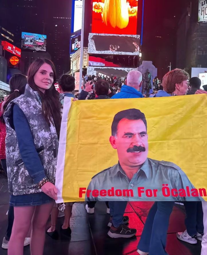 🟡 İstanbul'da 'yöresel kıyafetler' sattığını söyleyerek 'linç ediliyorum" diye ağlayan terörist şahıs, ABD'ye kaçınca ilk işi terörist elebaşı Öcalan posteriyle poz verdi.