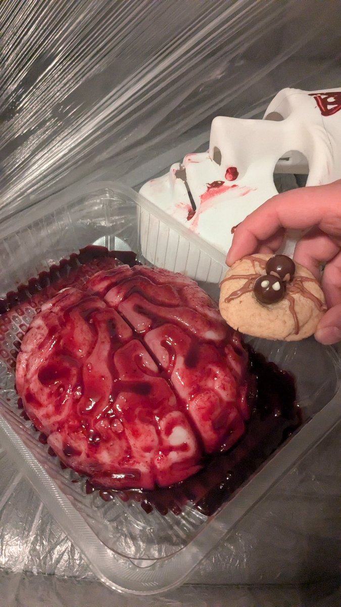 Sokha_Ang's tweet photo. Du coup hier j'ai organisé une soireé Halloween 👻😈.  Je me suis donné pour la nourriture et la déco 😎 https://t.co/sb0ibtvgnB