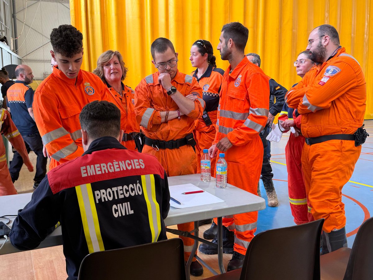MoncadaDigital's tweet photo. Los primeros voluntarios de Protección Civil que han salido desde Moncada han sido destinados a la pedanía de la Torre @AjuntamentVLC y las poblaciones @AytoAlfafar @AytoDeUtiel 
@ajtalcudia @aj_algemesi @AyuntBenetusser https://t.co/KLQjIVa3y0