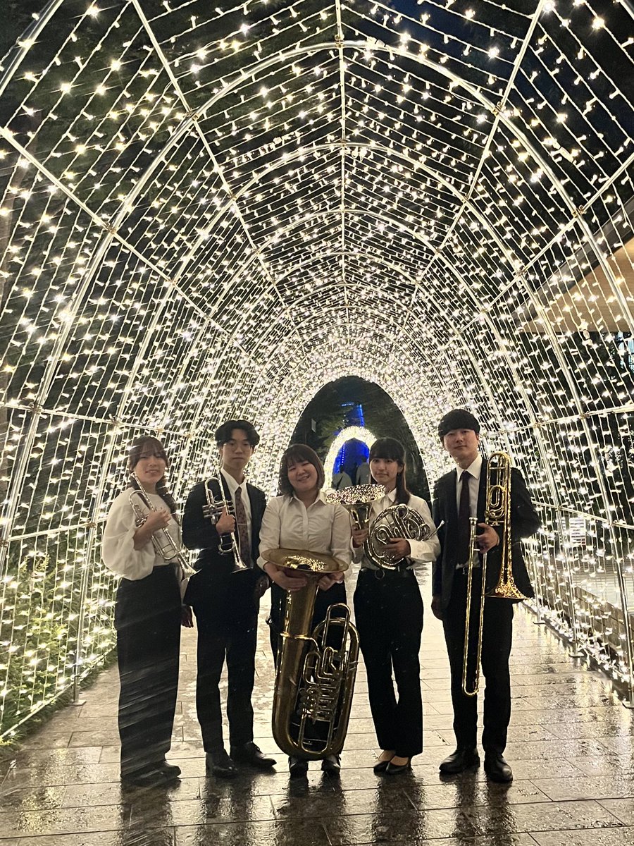 BBQ_ensemble's tweet photo. 本日は立川にあるグリーンスプリングスのイルミネーション点灯式にて演奏させていただきました！温かいお客様に囲まれて楽しく演奏できました✨💫 https://t.co/Hi2te6weWA