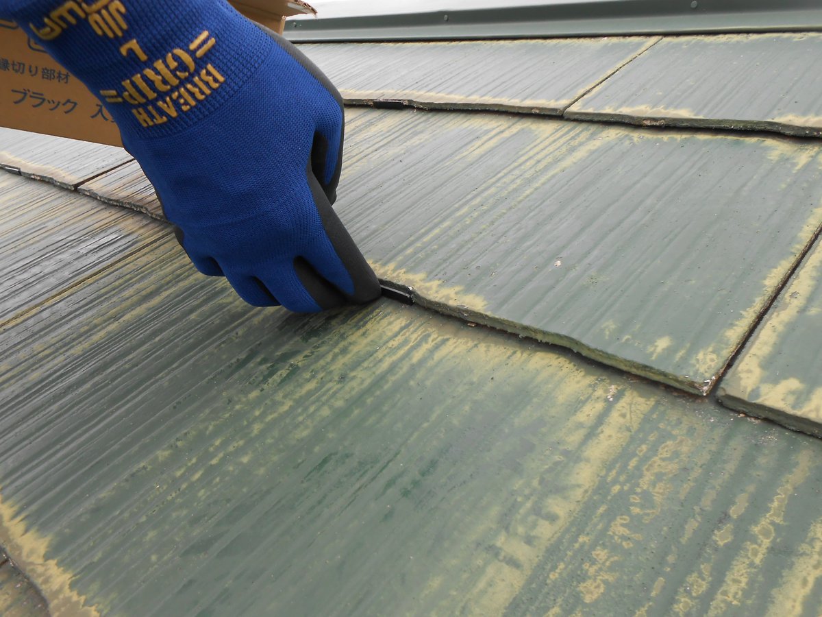 moritosou1's tweet image. 今回は2回目の屋根塗装です。こういう薄型スレート瓦は塗装を重ねて行く事により、瓦の重なり目が塗料などで「目詰まり」をおこして雨漏りの原因となる場合があります。今回はスペーサーを施工して目詰まりと雨漏り対策を兼ね、スペーサーを施工します。