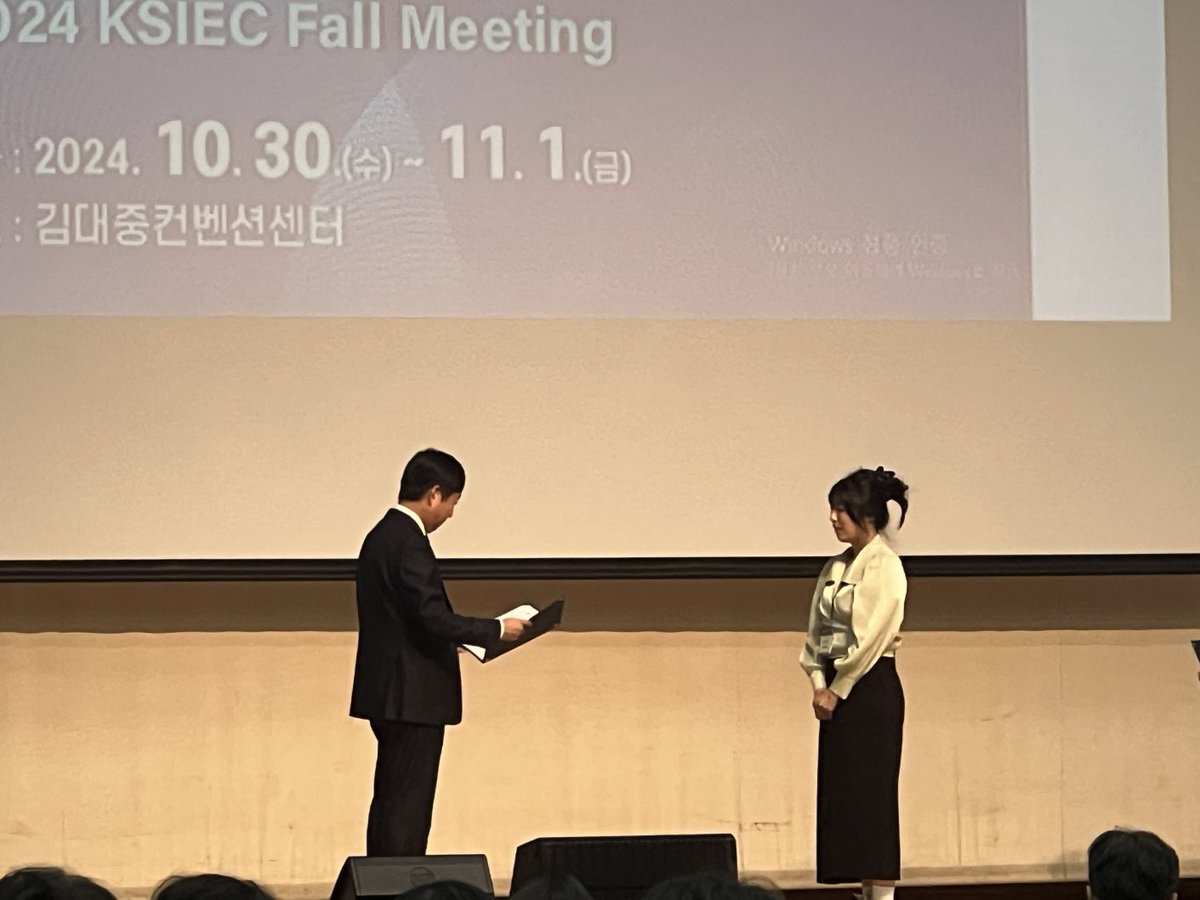 One of my students, Haein Cho, received the Best Paper Award at the 2024 KSIEC Fall Meeting! I’m even happier than when I received my own award! 🥳👏🏻👏🏻 Her presentation was about Electrochemical CO2 capture!