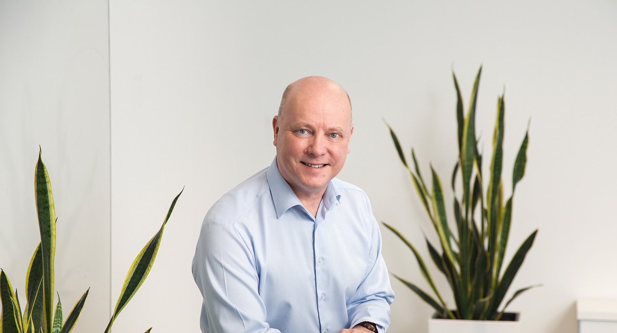 "Yrityksiä kiinnostaa se, miten meidän tuotteemme auttavat heitä tekemään liiketoimintaansa paremmin", kertoo teknologiakonserni Telesten toimitusjohtaja Esa Harju.

Lue lisää Telestestä ja Esa Harjusta Joen sidosryhmälehti Bizin numerosta 1/2024.