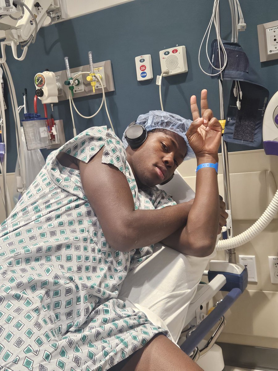 brandon1_mosley's tweet photo. Send up a prayer,  ACL reconstruction will begin soon.  Thank you in advance for the outcome and the comeback! God has been preparing me, and I am ready! 
God allow your hands to be an extension of their hands and get me back better! 
@HendricksonFB
Hawk 💪🏾 https://t.co/8JAj1poPay