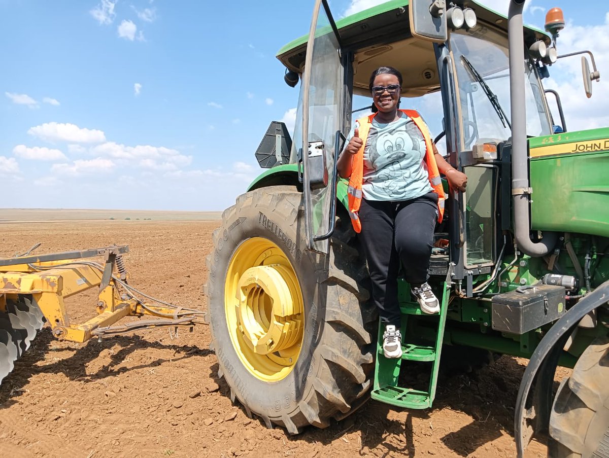 City_Ekurhuleni's tweet photo. 🎥 [WATCH] #CoEMayor Xhakaza and his team tour Spaarwater Farm to explore its agricultural initiatives. 🌱🚜 #ServiceDeliveryFridays #CoEWorks https://t.co/6ScLzuOp9q