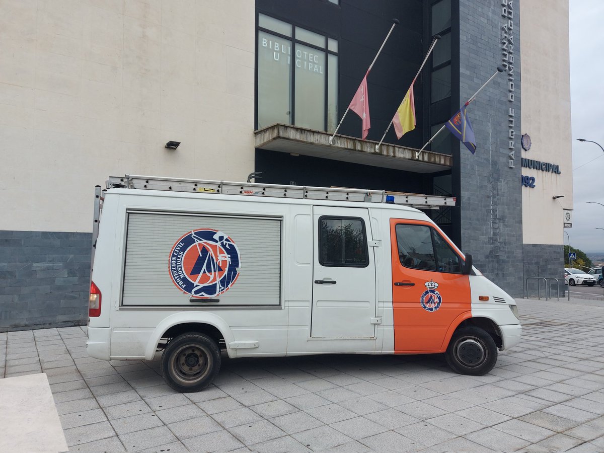 protemostoles's tweet photo. Hoy, uno de nuestros servicios principales, ha sido colaborar en la recogida de donaciones que hacen los Mostoleños para la Comunidad de Valencia. En las Juntas de Distrito. #Móstoles @AytoMostoles https://t.co/lFlZlZYNhW