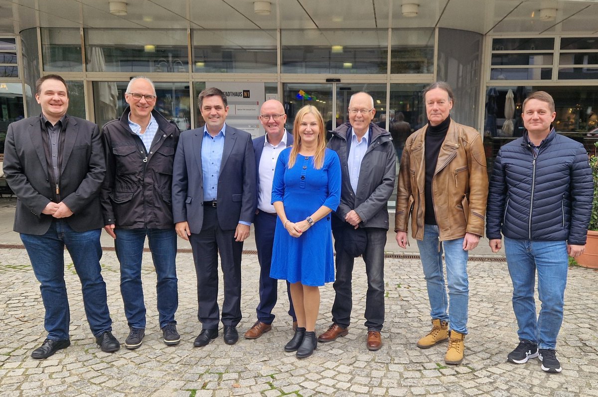 MalteKaufmann's tweet photo. Gestern hat sich die neue #AfD-Fraktion in der Verbandsversammlung der Metropolregion Rhein-Neckar konstituiert- auch hier sind wir stark gewachsen, und zwar von 4 auf 9 Fraktionsmitglieder. Ich freue mich auf die Zusammenarbeit in der neuen Wahlperiode und bedanke mich für die einstimmige Wiederwahl zum Fraktionsvorsitzenden. Auf dem Bild von links nach rechts: Tobias Eckert (Neckar-Odenwald-Kreis, BW), Gerd Unterforsthuber (Germersheim, RLP), Dr. Malte Kaufmann (Rhein-Neckar-Kreis, BW, Vorsitzender), Thomas Stephan (Bad Dürkheim, RLP, stv. Vorsitzender), Silke Koch (Mannheim, BW), Karlheinz Kolb (Rhein-Neckar-Kreis, BW), Dr. Stefan Scheil (Rheinpfalz-Kreis, RLP), Christoph Schmitt (Ludwigshafen, RLP). Es fehlt: Jörg Finkler (Mannheim, BW) und unser Fraktionsgeschäftsführer Kai-Uwe Dettmar (Winden, RLP).