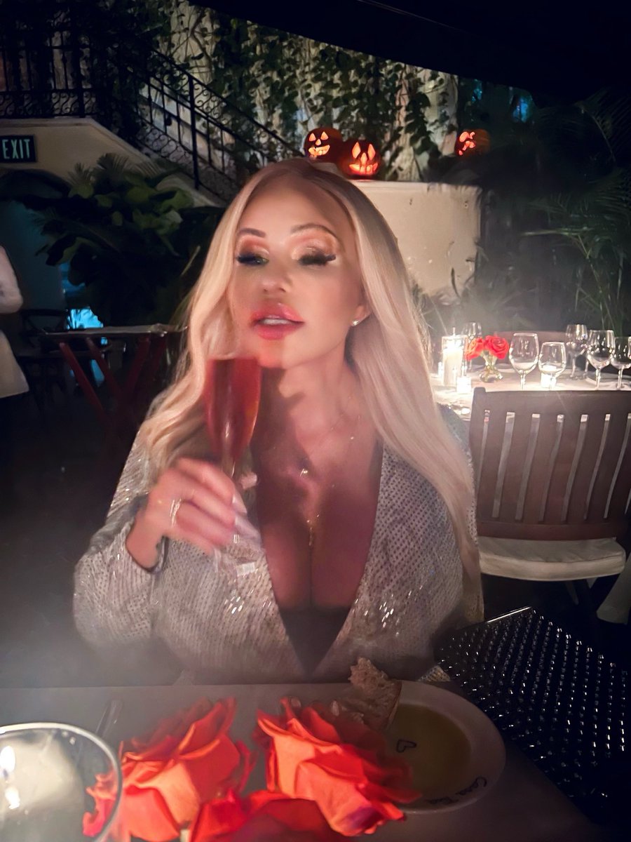 sexysilastar's tweet photo. Halloween at #casatua was delightful
👉https://t.co/9nNT0KkmIB https://t.co/LlrMpSjAmQ