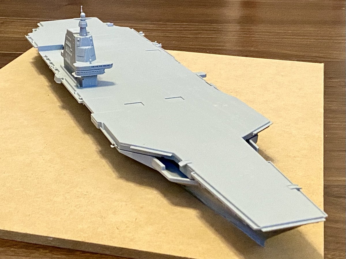 日本未発売であるが、ヤフオクで手に入れたブロンコの1/700 空母「福建 
