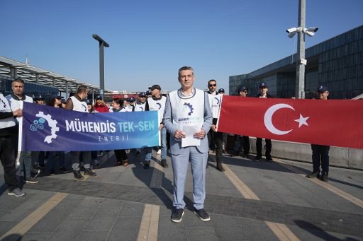 BASIN AÇIKLAMASI:
"Hak Yoksa İş Yok!"
“Koruyucu Giyim Hakkımız Verilmedikçe İş Sağlığı ve Güvenliğimiz Tehlikede”
Mühendis TEK-SEN Enerji Sendikası olarak, daha önce pek çok kez çeşitli platformlarda yüksek sesle dile getirmemize rağmen, kamu çalışanlarının iş sağlığı ve