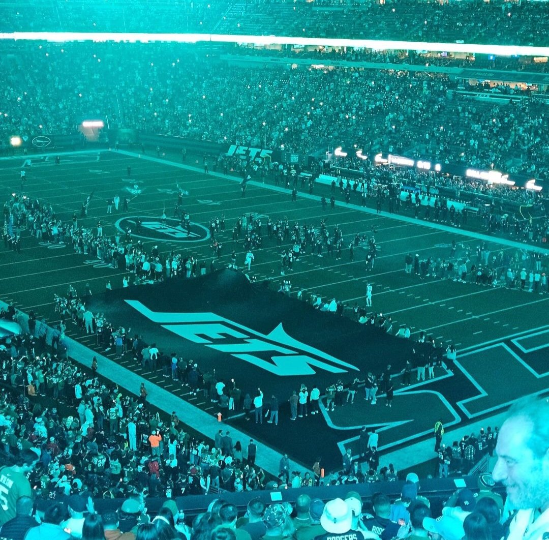 BenjieWimberly's tweet photo. "Omega Day" @OfficialOPPF @MetLifeStadium @nyjets & Texans game was great last night! #OmegaDay #2ndDistrict #FIETTS https://t.co/KmL65KDPC3