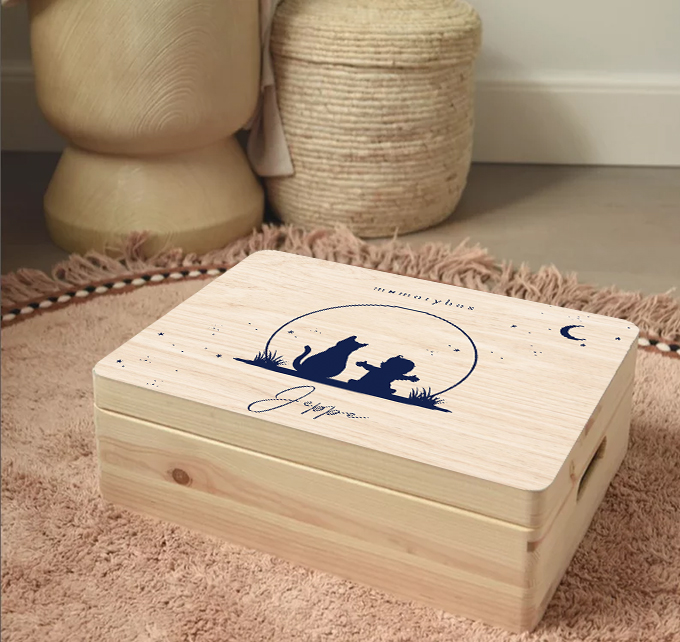 koningkaart's tweet image. Mooie houten #memorybox met blauwe silhouet van een blij baby jongen met een lieve kat kijkend naar de zonsondergang. Pas in de editor de naam en kleuren aan.
koningkaart.nl/producten/memo…