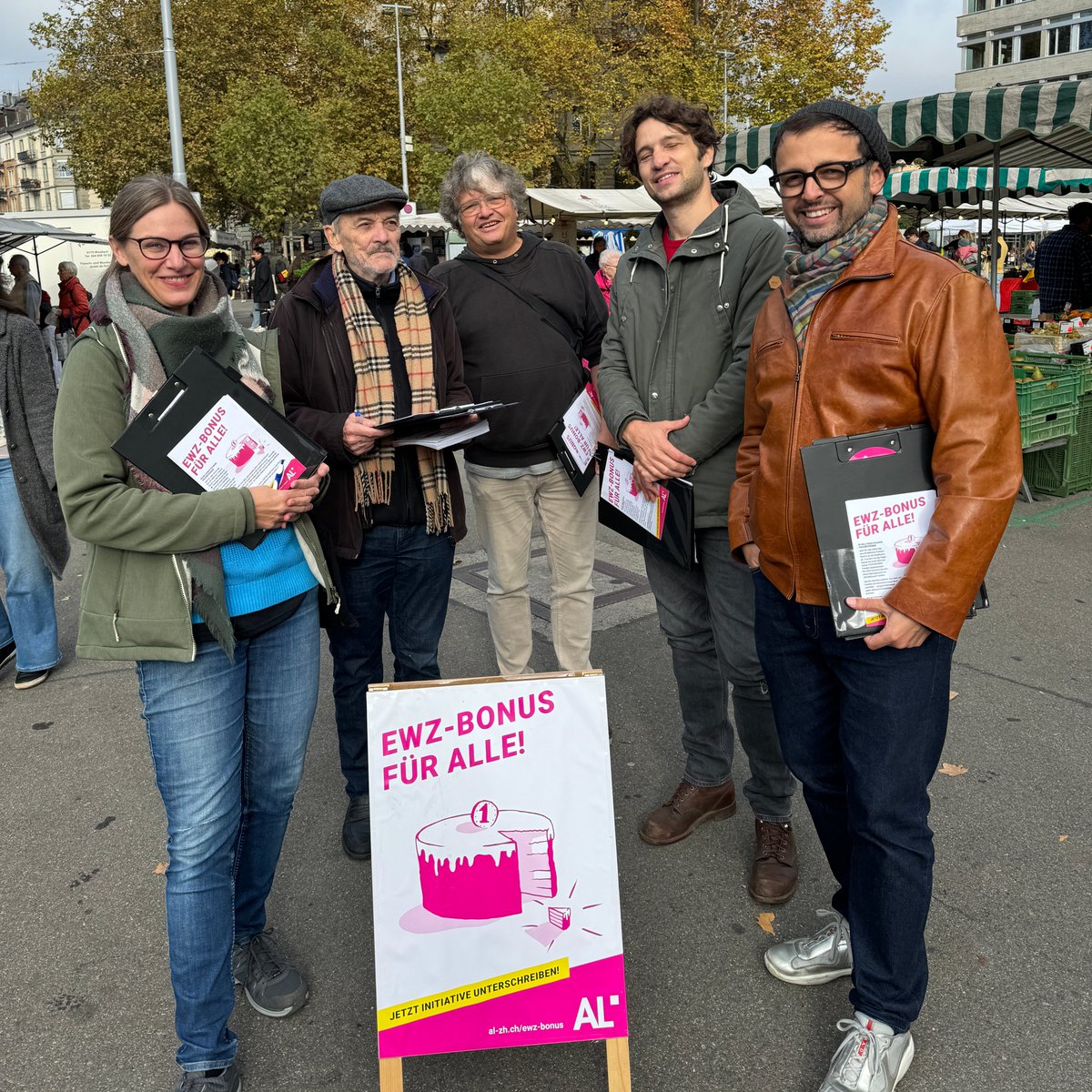Grosseinsatz für die neue <a href="/al_zuerich/">Alternative Liste Zürich</a>-Initiative #ewzbonusfueralle, u.a. mit Kantonsrätin <a href="/Nicole_Wyss_8/">Nicole Wyss</a>, <a href="/walterangst/">Walter Angst</a> und Gemeinderat <a href="/thuritch/">David Garcia Nuñez ۞</a>. Die Forderung nach einer ewz-Volksdividende fand auf dem Markt am Helvetiaplatz viel Zuspruch.