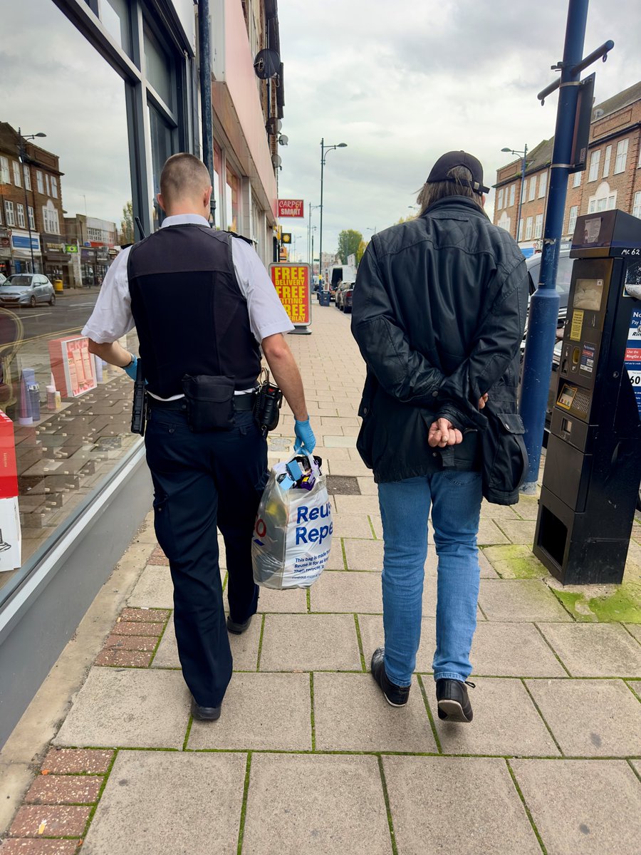 MPSWelling's tweet image. 🚨Nick or Treat 🎃
Officers were on proactive patrols &amp;amp; within an hour had spotted 3 shoplifters from 2 different store's. All 3 stopped &amp;amp; searched, all 3 found in possession of stolen items, which were returned. The offenders were subsequently processed &amp;amp; issued banning orders👮‍♀️