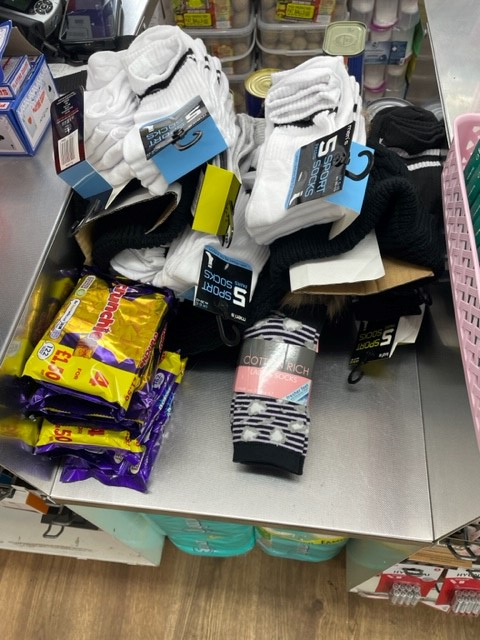 MPSWelling's tweet image. 🚨Nick or Treat 🎃
Officers were on proactive patrols &amp;amp; within an hour had spotted 3 shoplifters from 2 different store's. All 3 stopped &amp;amp; searched, all 3 found in possession of stolen items, which were returned. The offenders were subsequently processed &amp;amp; issued banning orders👮‍♀️