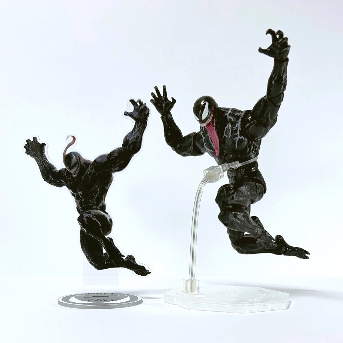 映画館で購入したアクリルスタンド(高さ約17cm)とコインケース(直径約 