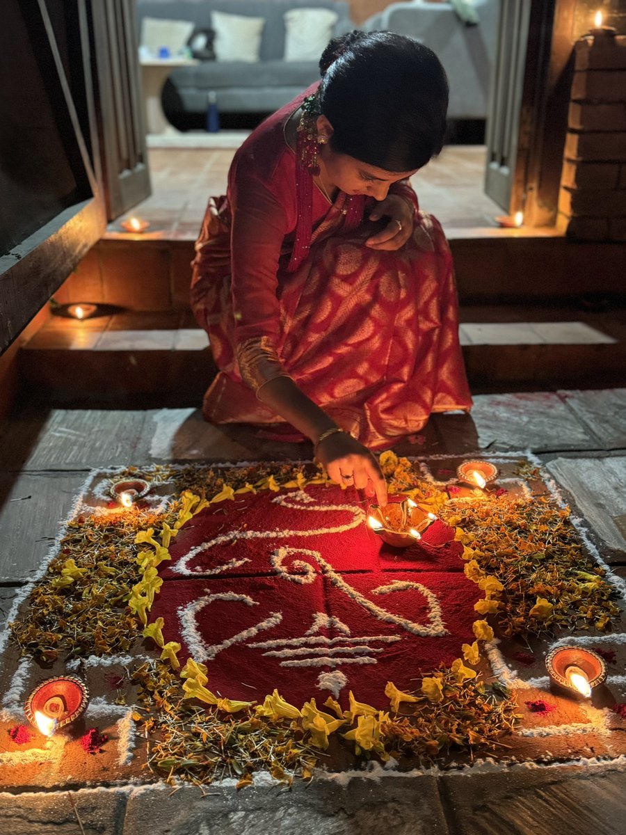 shreenkhala_b's tweet photo. Diwali’s vibrant rangolis aren’t just beautiful—they’re a mathematician’s playground! 🎨 

Let’s uncover the hidden geometry in these traditional designs.
#Diwali2024 #Rangoli https://t.co/gmsqpQzH9s