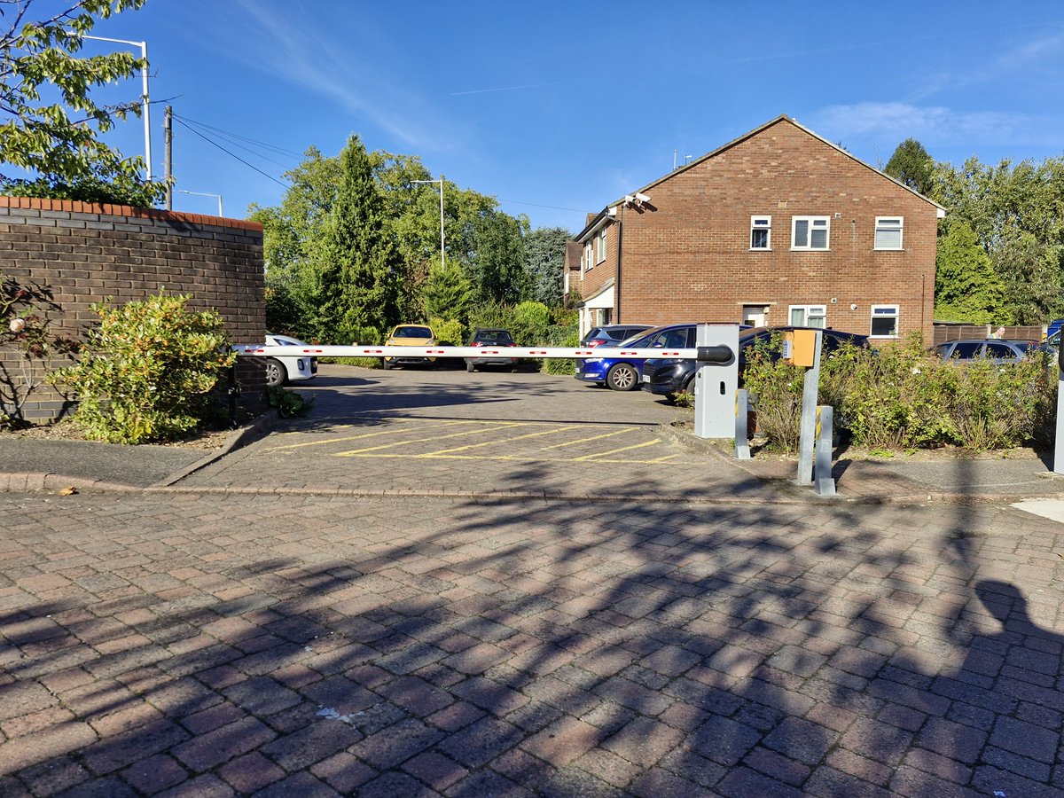 SCSautomationuk's tweet image. New Roger Technology single and twin barriers, with strip and crown lighting installed at a commerical site car park. Ensuring ease of access to employees and visitors to improve security onsite #StaySafe #barriers #carparksecurity #middlesex
