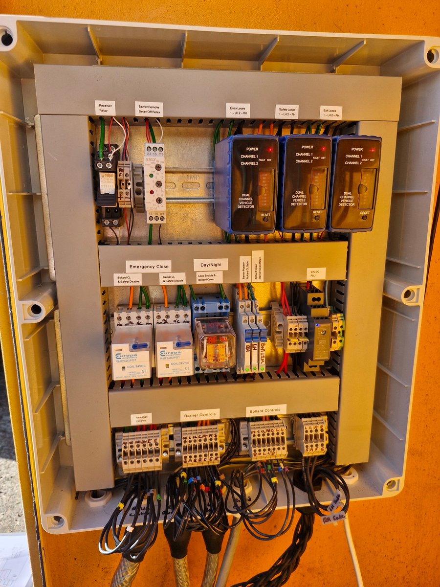 SCSautomationuk's tweet image. New Roger Technology single and twin barriers, with strip and crown lighting installed at a commerical site car park. Ensuring ease of access to employees and visitors to improve security onsite #StaySafe #barriers #carparksecurity #middlesex