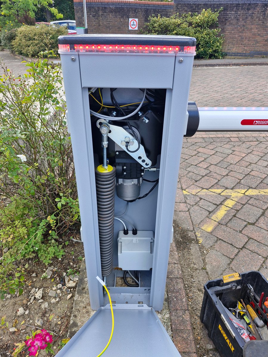 SCSautomationuk's tweet image. New Roger Technology single and twin barriers, with strip and crown lighting installed at a commerical site car park. Ensuring ease of access to employees and visitors to improve security onsite #StaySafe #barriers #carparksecurity #middlesex