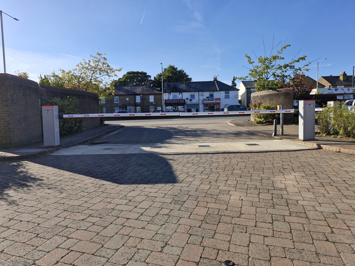 SCSautomationuk's tweet image. New Roger Technology single and twin barriers, with strip and crown lighting installed at a commerical site car park. Ensuring ease of access to employees and visitors to improve security onsite #StaySafe #barriers #carparksecurity #middlesex