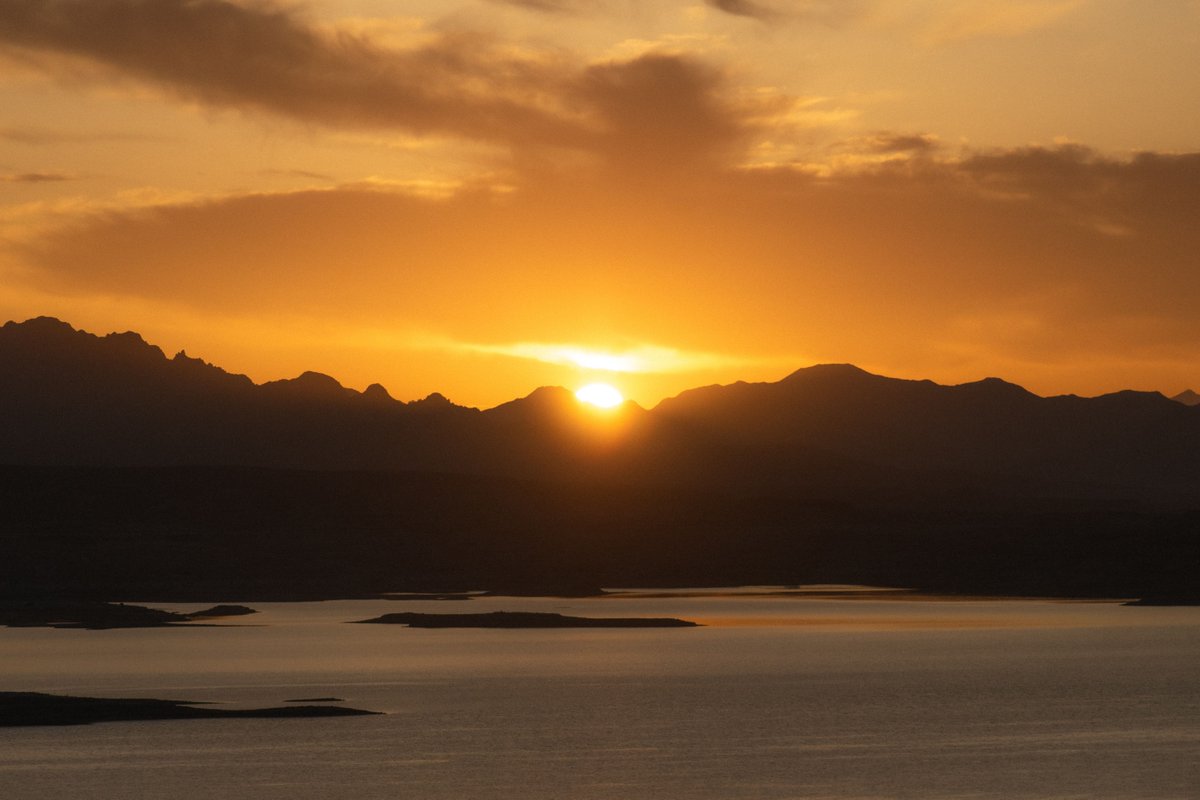 AskAndyCampbell's tweet image. Curiosity is the theatre spotlight of learning, illuminating the difference between the actors who assume and the stars who know.

#Overcoming Life's Toughest Setbacks buff.ly/3yJyKQK

#ThinkingVsKnowing #CriticalThinking

Photo credit: buff.ly/3WR6nbq