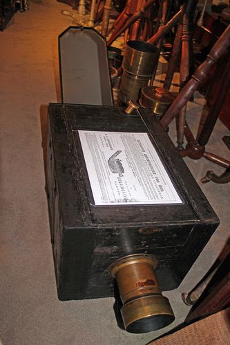 RealPreCinema's tweet photo. Right: A 1/4 plate camera from Roberts sitting on top of the Woodward enlarger for scale. The box is about four feet long from front of lens to back of mirror, with a height and width of a little over 14 inches.

Left: Woodward's patented #SolarEnlargingCamera by itself. https://t.co/9vr5ofmTP0