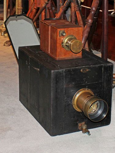 RealPreCinema's tweet photo. Right: A 1/4 plate camera from Roberts sitting on top of the Woodward enlarger for scale. The box is about four feet long from front of lens to back of mirror, with a height and width of a little over 14 inches.

Left: Woodward's patented #SolarEnlargingCamera by itself. https://t.co/9vr5ofmTP0