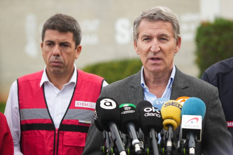 JuanmiGG_News's tweet photo. ¡GRAVÍSIMO! Presidente de la Generalitat valenciana, Mazón (PP), rechazó la ayuda de 1 unidad de élite del Cuerpo de Bomberos de Catalunya y los hizo volver.

#DANA #AEMET #Valencia #Paiporta #Alfafar #Utiel #Castellón

Muchas horas después, ha rectificado, y ahora los acepta. https://t.co/cHadxEGLTb