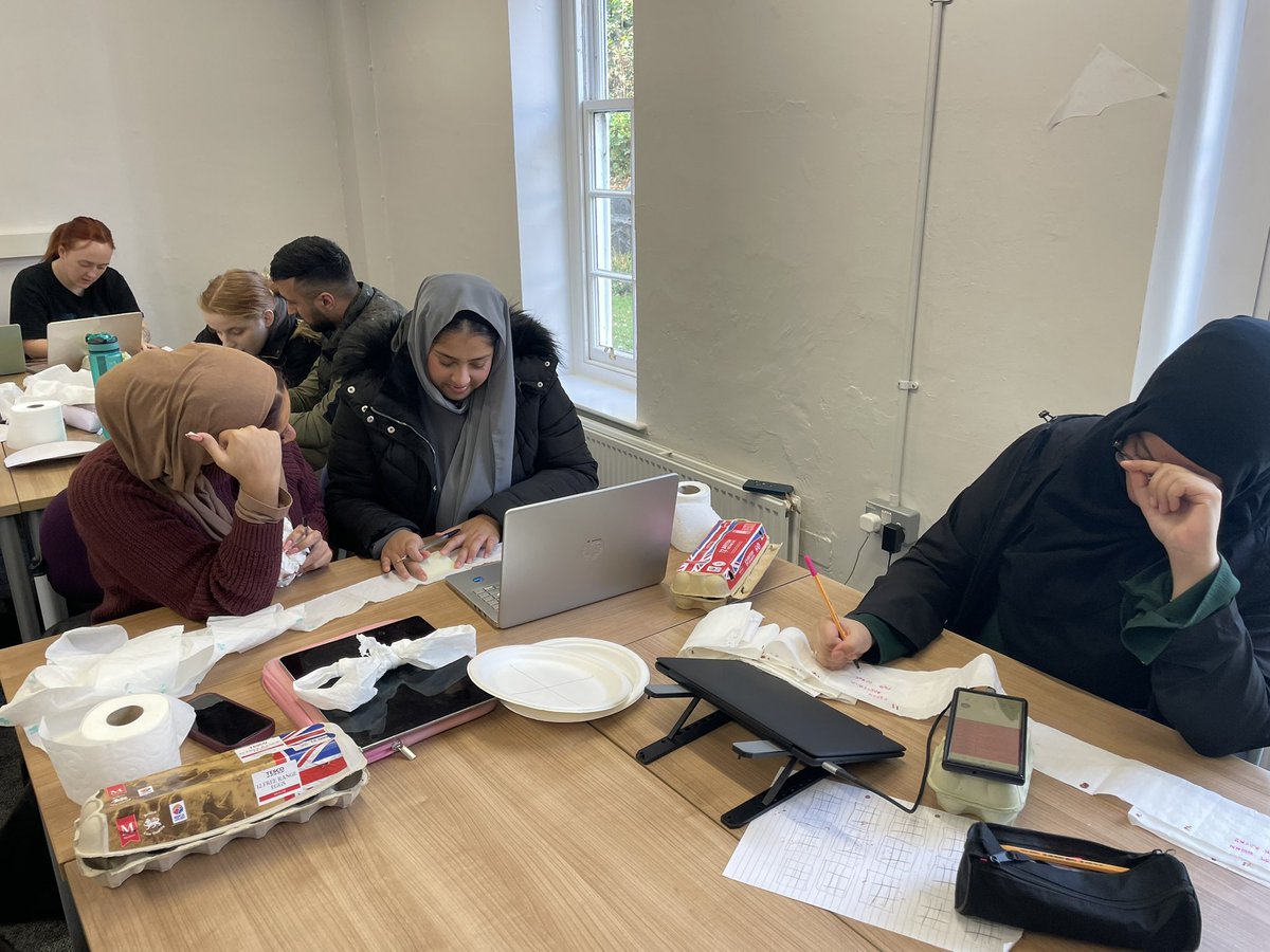 Concentration needed to demonstrate the development of the earth on a toilet roll! Our level 4 students mastering KS2 Maths! <a href="/EducationLBU/">Carnegie Education</a> @nic_gridley <a href="/HannahRuthMc/">Hannah Ruth McCarthy</a> <a href="/kaymagpie/">Kay Kempers 🏳️‍🌈</a>