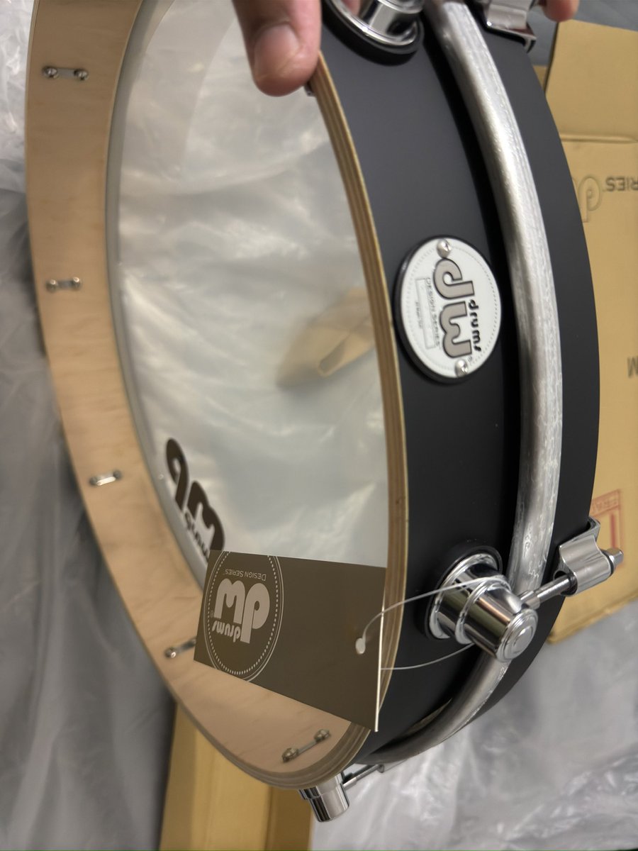 ryo741's tweet photo. As per requested, a silent unboxing video of my new DW Design Series Pancake Gong bass drum. Fresh from the drum store! Get it at the @singaporedrumshop 

#dwdrums #dwdesignseries #dwpancakegongdrum #dwpancakedrum #dwpancakegong #drums https://t.co/Dam2bMuaIT