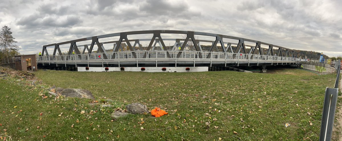 NG_NewGuy's tweet photo. It’s Nov 1st and it’s Winter. Good bye boats hello cars at the swing bridge #roc @News_8 https://t.co/jgZbKhAeAt