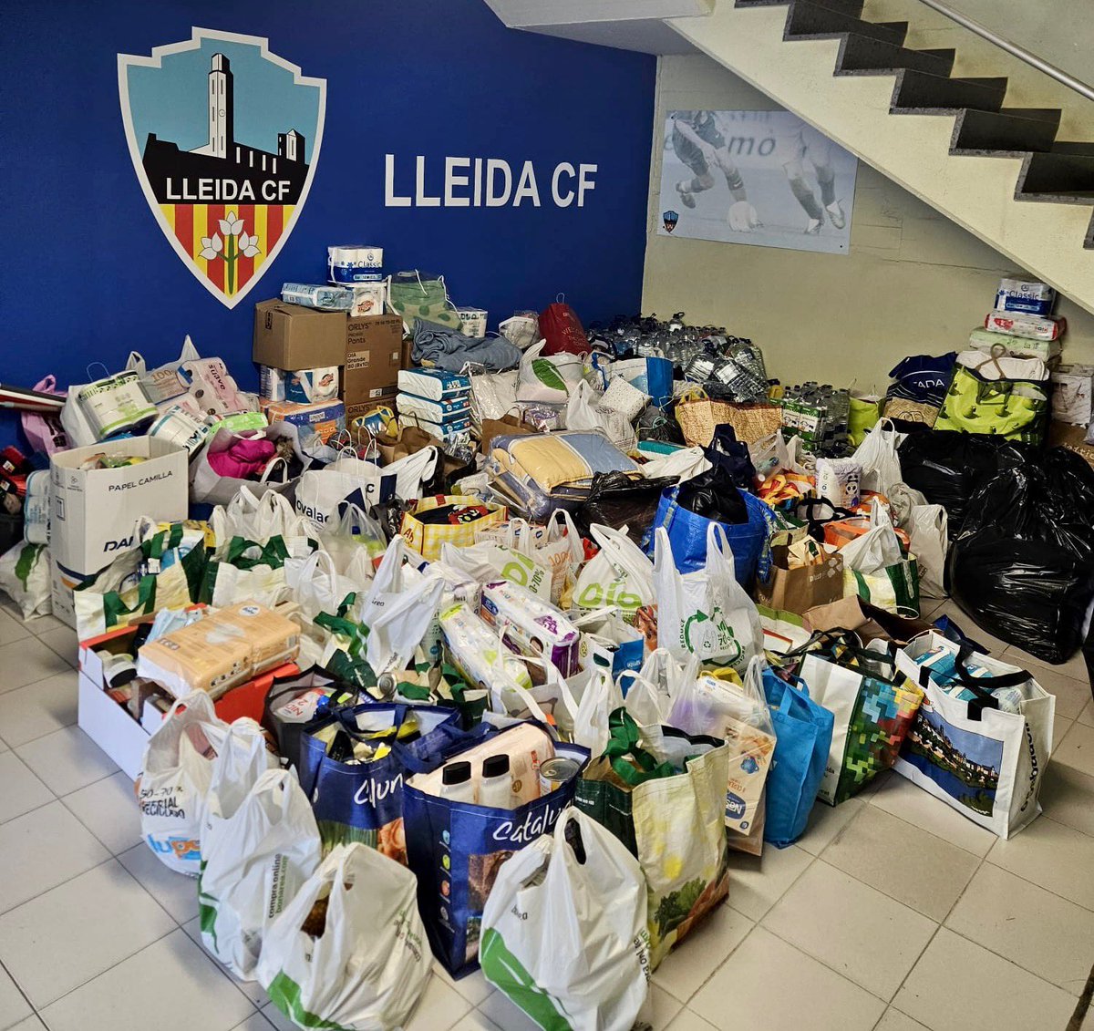 Moltes gràcies, afició, sou increïbles!! 🥹

Tot el que heu portat viatjarà demà a terres valencianes amb les furgonetes d'Ovelles Negres Solidàries. 
L'escalf del nostre cor blau està amb tots els afectats i afectades. 💙

<a href="/PostureigLleida/">Postureig de Lleida</a>