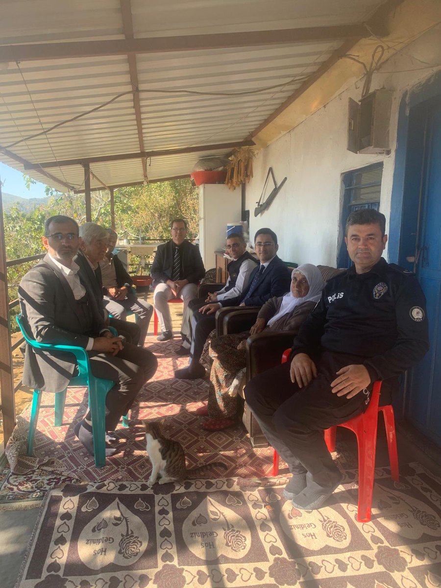 Kaymakamımız Sayın Murat KARAHAN beraberinde kurum amirleri ile birlikte; İlçemiz Dokuzlar Mahallesinde bulunan şehit ailemizi ve şehidimizin mezarını ziyaret etti.