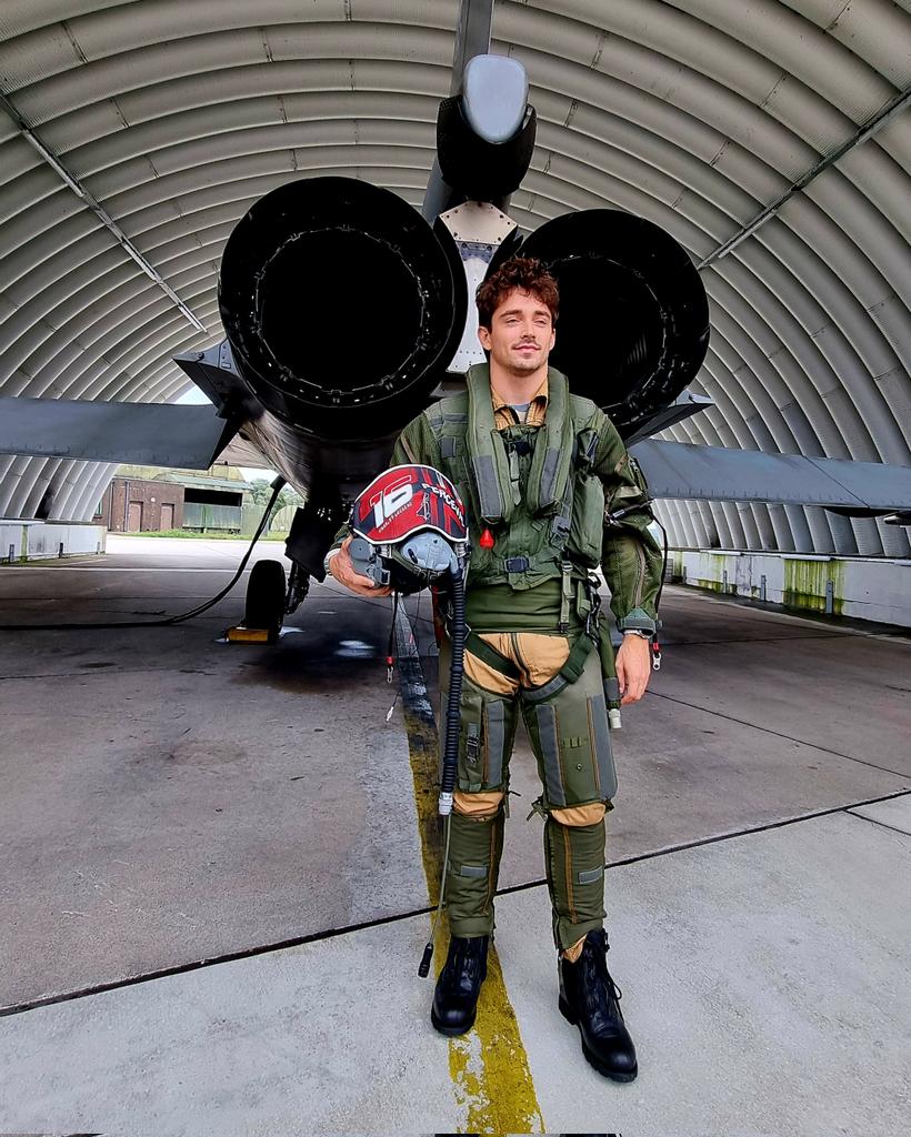 J-2...

Êtes-vous prêts à embarquer avec <a href="/Charles_Leclerc/">Charles Leclerc</a> dans un Rafale de l'<a href="/Armee_de_lair/">Armée de l'Air et de l'Espace</a> ??

Décollage programmé à 17h Dimanche en CLAIR sur <a href="/canalplus/">CANAL+</a> !! 💥🚀

#RDVau1erVirage #WeekEndSupersonique #Documentaire #CharlesLeclerc