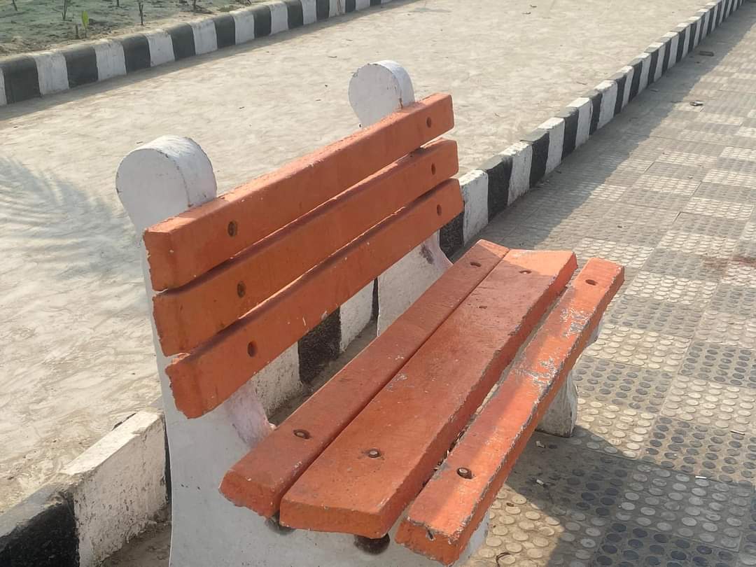 Divyaprakas8's tweet photo. #मुजफ्फरपुर में स्मार्ट सिटी योजना के तहत धोबी घाट पर बने "लेक फ्रंट" की इस कुर्सी पर कौन से चुने हुए जनप्रतिनिधि और स्मार्ट सिटी के अधिकारी आधा घंटा टिक कर बरबार बैठ पायेंगे?

करोड़ों रुपए खर्च करने के बाद ऐसा बन पाया है लेक फ्रंट, गुणवत्तापूर्ण निर्माण की जिम्मेदारी किसकी थी?

@PMOIndia @narendramodi
@NitinNabin @mlkhattar
@IndexBihar

#MuzaffarpurAsks