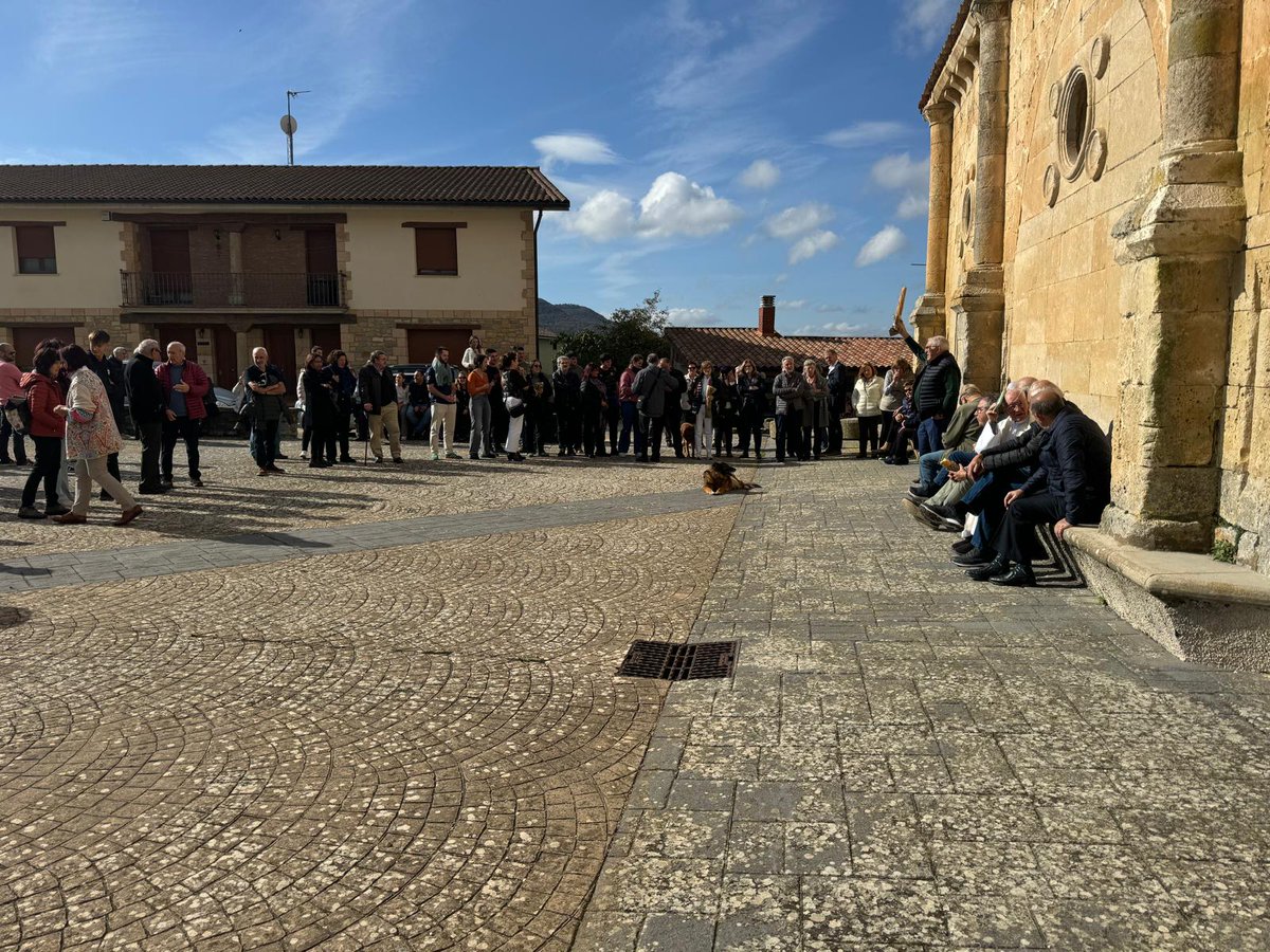 🥖 Tradicional subasta de panes tras la misa del 1 de noviembre en el #concejo de #Erentxun 👉 este año la mitad de lo recaudado irá a Valencia

🕯 Ohiko ogi-enkantea Erentxungo #kontzeju|an  👉 Jasotako diruaren erdia Valentziara bideratuko dute

#IruraizGauna <a href="/Lautur1/">ArabakoLautada</a> #Araba