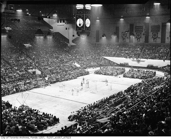 On this day in 1946, the first-ever NBA game was played between the Toronto Huskies and New York Knicks at Maple Leaf Gardens in Toronto
Let's learn a bit about the game and the Toronto Huskies, the NBA team that predated the Raptors!

🧵1/8