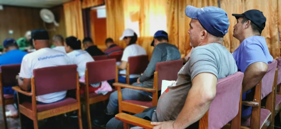 yoeaberob1's tweet image. Iniciamos otra intensa jornada recuperativa. Desde bien temprano chequeamos en #Maisí los aseguramientos para el reinicio del curso escolar y las medidas para revolucionar la construcción de viviendas.
#GuantánamoSeLevanta 
#UnidosXPorCuba 
#JuntosPodemosMás 
@DiazCanelB